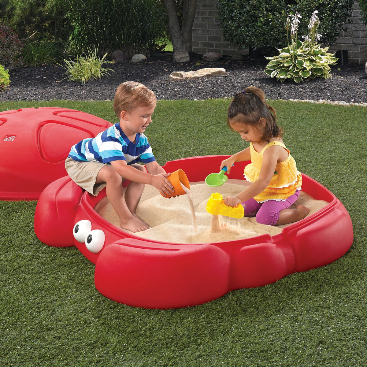 Red Plastic Outdoor Sandbox with Cover H273
